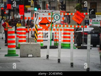 Montreal, Quebec, Kanada, 26. Juni 2020.Bau- und Umleitungsschilder in der Innenstadt von Montreal..Kredit:Mario Beauregard/Alamy News Stockfoto