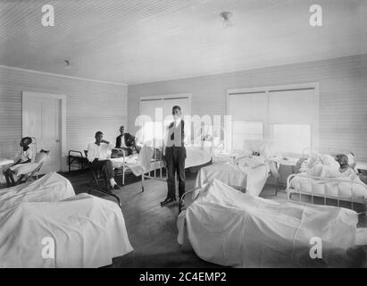 Patienten, die sich von den Auswirkungen des Rassenaufriots vom 1. Juni erholen, American Red Cross Hospital, Tulsa, Oklahoma, USA, American National Red Cross Photograph Collection, November 1921 Stockfoto