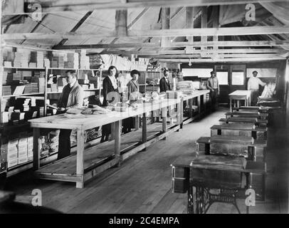 Versorgungsabteilung, Hauptsitz des amerikanischen Roten Kreuzes, Tulsa, Oklahoma, USA, American National Red Cross Photograph Collection, November 1921 Stockfoto