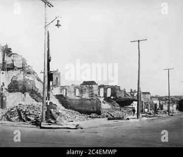 Williams Gebäude, Westseite von 100 Blk., nach Rassenunruhen, N. Greenwood, Tulsa, Oklahoma, USA, American National Red Cross Photograph Collection, Juni 1921 Stockfoto