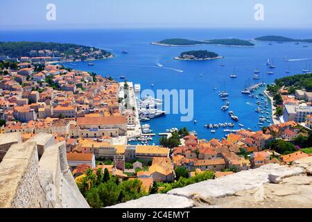 Panoramablick auf die Stadt Hvar von der spanischen Festung in Kroatien Stockfoto