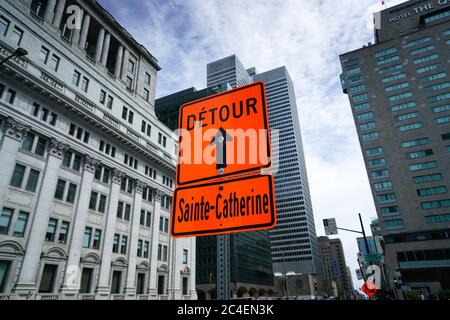 Montreal, Quebec, Kanada, 26. Juni 2020.Bau- und Umleitungsschilder in der Innenstadt von Montreal..Kredit:Mario Beauregard/Alamy News Stockfoto