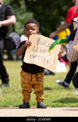 Porträt eines schwarzen Kleinkindes mit einem Protestschild während einer Demonstration der Black Lives Matter, Hyde Park, London, 20. Juni 2020 Stockfoto