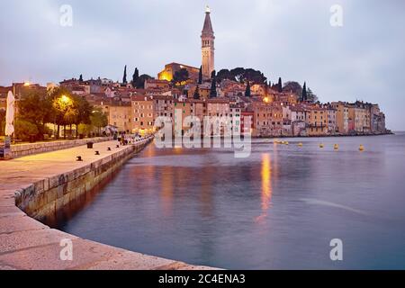 Rovinj mit dem Pier und der Küste bei Nacht in schönen Farben Stockfoto