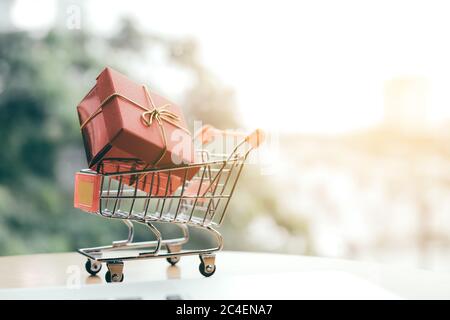 Rote Geschenkbox im kleinen Warenkorb. Stockfoto
