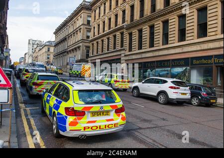 Glasgow, Schottland, Großbritannien. Juni 2020. Bild: In Glasgow wurde ein großer Polizeivorfall erklärt, da 6 Personen gestochen wurden, darunter ein Polizist und die Polizei, die den Angreifer bei einem größeren Vorfall im Park Inn in der West George Street, in dem Asylbewerber aufgenommen werden, erschossen hat. Quelle: Colin Fisher/Alamy Live News Stockfoto