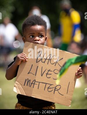 Porträt eines schwarzen Kleinkindes mit einem Protestschild während einer Demonstration der Black Lives Matter, Hyde Park, London, 20. Juni 2020 Stockfoto