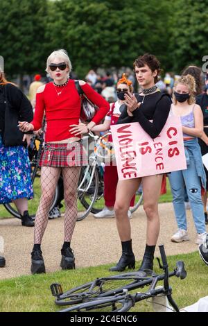 Mitglieder der LGBT-Gemeinschaft bei einer Demonstration von Black Lives Matter, Hyde Park, London, 20. Juni 2020 Stockfoto