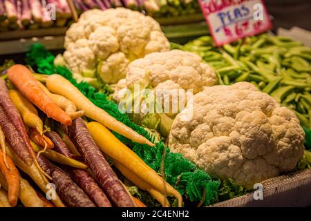 Gemüse zum Verkauf auf einem Marktstand, mit einer geringen Tiefe des Feldes Stockfoto