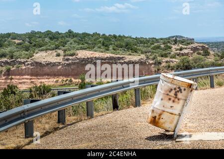 Rostige Mülltonne auf einem Parkplatz in Texas Stockfoto