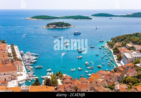 Luftaufnahme des Hafens von Hvar. Hvar ist eines der beliebtesten touristischen Destination von Kroatien. Stockfoto