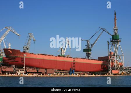 Schiff während der Bauarbeiten in Pula, Kroatien. Stockfoto