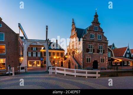 Rathaus in De Rijp Niederlande bei Abenddämmerung. Es wurde 1630 erbaut und wird heute als Touristenbüro und Hochzeitsort genutzt. Stockfoto