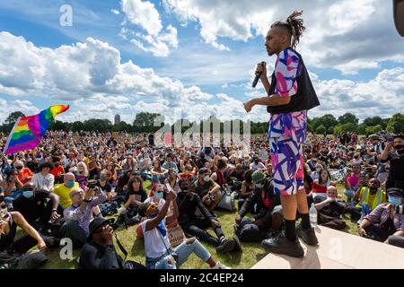 Ein schwarzer Mann hält eine Rede vor einer Menschenmenge bei einer Black Lives Matter Demonstration, Hyde Park, London, 20. Juni 2020 Stockfoto