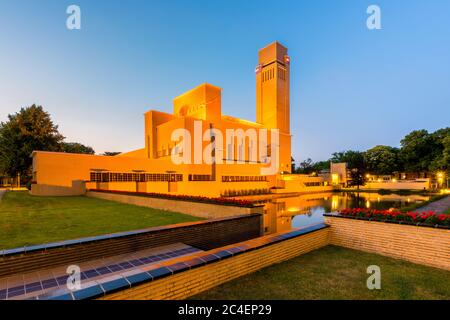 Rathaus von Hilversum Niederlande bei Dusk, Es wurde 1931 von Willem Dudok gebaut. Stockfoto