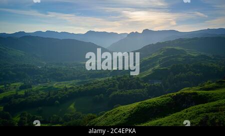 Sonnenlicht über den Langdale Pikes, Lake District Stockfoto