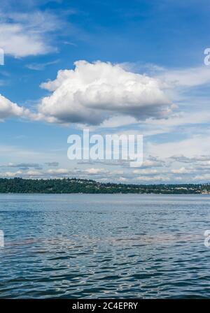 Wolken, die wie Zuckerwatte aussehen, hängen über dem Puget Sound im Bundesstaat Washington. Stockfoto