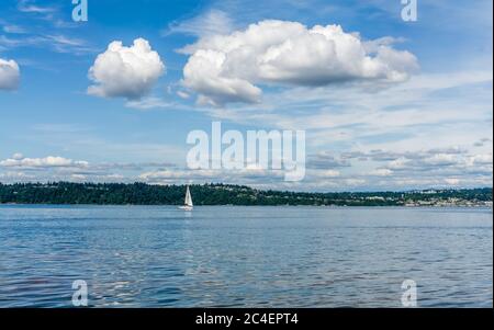 Wolken, die wie Zuckerwatte aussehen, hängen über dem Puget Sound im Bundesstaat Washington. Stockfoto