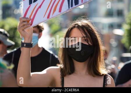 Hunderte von Anhängern drängen Westlake Avenue während der All Black Lives Matter März auf South Lake Union in Seattle am Donnerstag, 25. Juni 2020. Der marsch fand zur Unterstützung der Black LGBTQ+ Gemeinschaft und als Solidarität für die Morde an Riah Milton und Dominique Rem’mie und anderen schwarzen Trans-Frauen statt. Stockfoto