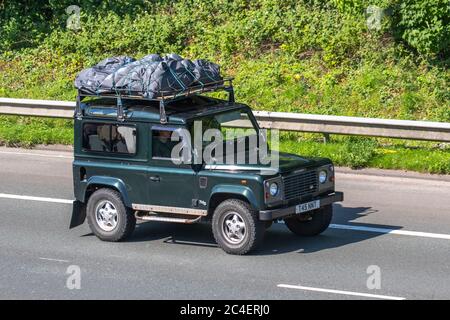 1999 90er Jahre grünes Land Rover Defender 90 County TD5; Vintage Expeditions-Freizeitfahrzeug, britischer Geländewagen, robustes Geländefahrzeug, Geländefahrzeug, LandRover Discovery Turbo Diesel UK Stockfoto