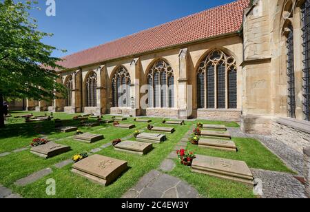 Innenhof mit Gräbern im Münster, St.-Paulus-Dom, Münster, Nordrhein-Westfalen, Deutschland Stockfoto