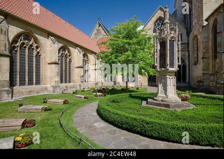 Innenhof mit Gräbern im Münster, St.-Paulus-Dom, Münster, Nordrhein-Westfalen, Deutschland Stockfoto