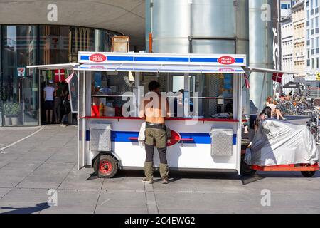 Mann an einem Hot Dog Stand, Sommer; Nørreport, Kopenhagen, Dänemark Stockfoto