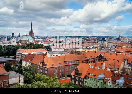 Luftaufnahme auf Szczecin Skyline mit Kathedrale Basilika St. Jakob der Apostel und alten orangen Backsteinbauten der Altstadt, Polen Stockfoto