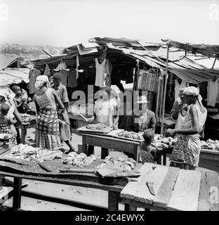 Markt für rohes Fleisch und Kleidung in der Elfenbeinküste 1963 Elfenbeinküste 1960er Jahre Stockfoto