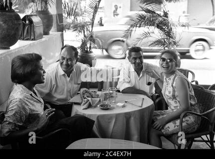 Glückliche Menschen genießen einen Drink in Café Bar Restaurant in der Elfenbeinküste 1963 Cote d'Ivoire 1960er Stockfoto