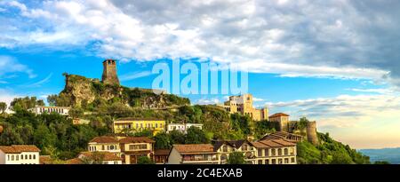 Panorama von Kruja Burg in einem schönen Sommertag, Albanien Stockfoto