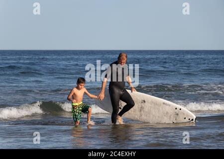 Vater und Sohn Surfunterricht Stockfoto