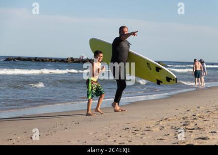 Vater und Sohn Surfunterricht Stockfoto