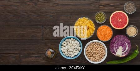 Banner Produkte ausgewogene Ernährung Hülsenfrüchte, Gemüse, Kräuter, Draufsicht Stockfoto