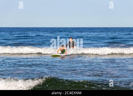 Vater und Sohn Surfunterricht Stockfoto