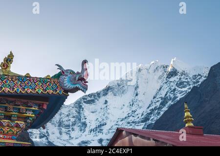 Tengboche Klosterdach traditionelle tibetische Buddhismus Dekoration mit Kangtega 6782m Berggipfel im Hintergrund. Sagarmatha Nationalpark, Nepal. Stockfoto