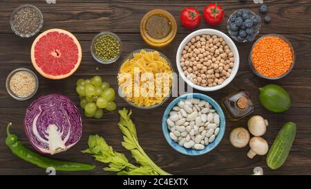 Set von Produkten ausgewogene Ernährung Hülsenfrüchte, Gemüse, Kräuter, Früchte, Draufsicht Stockfoto