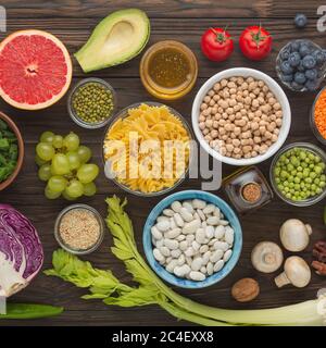Set von Produkten ausgewogene Ernährung Hülsenfrüchte, Gemüse, Kräuter, Früchte, Draufsicht Stockfoto