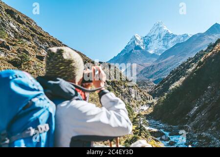 Junge Wanderer Backpacker Frau fotografieren Bergblick während der Höhenwanderung Akklimatisierung. Everest Base Camp Trekkingroute, Nepal Stockfoto