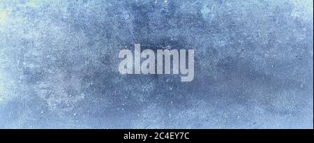 Eleganter saphirblauer Hintergrund mit weißem dunstig oberen Rand und dunkelschwarzen Grunge Textur unteren Rand, Luxus-blaues Design Stockfoto