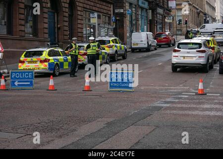 Glasgow, Schottland, Großbritannien. Juni 2020. Glasgows West George Street und die umliegenden Straßen werden bei einem großen Polizeiereignis eingesperrt. Bei einem Messerangriff wurden 6 Personen schwer verletzt, darunter ein Polizeibeamter. Der Verdächtige wurde vor Ort von bewaffneter Polizei vor einem Hotel, in dem Asylbewerber untergebracht sind, erschossen. Kredit: Richard Gass/Alamy Live Nachrichten Stockfoto