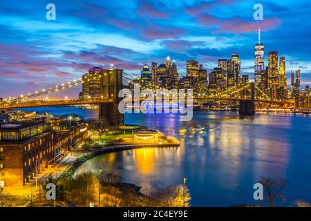 Blick auf die Brooklyn Bridge und die Skyline von Lower Manhattan bei Sonnenuntergang von der Manhattan Bridge. Stockfoto