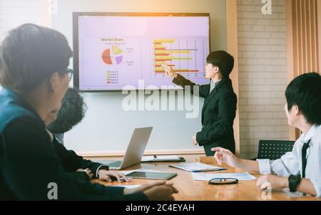 Geschäftsleute halten gemeinsam eine Präsentation in einem Sitzungssaal. Stockfoto