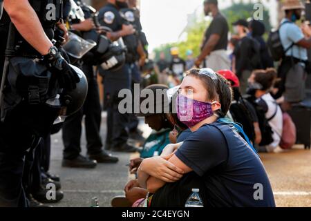 Metropolitan Police von DC stellen sich gegen sitzende friedliche Demonstranten, Black Lives Matter Plaza, Washington, DC, United State Stockfoto