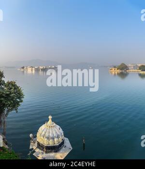 Blick über Lake Pichola in Richtung Taj Lake Palace aus dem Jagat Niwas Palace Hotel in den frühen Morgen, Altstadt, Udaipur, Rajasthan, Indien Stockfoto