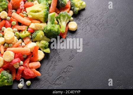 Rand von Tiefkühlgemüse auf weißem Hintergrund. Leerzeichen für Text. Stockfoto