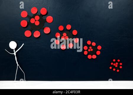 Covid-19 Coronavirus Pandemie Abwärtstrend. Menschliche Stick Figur feiert mit Senkung Virus Papier Ausschnitt Größen. Stockfoto