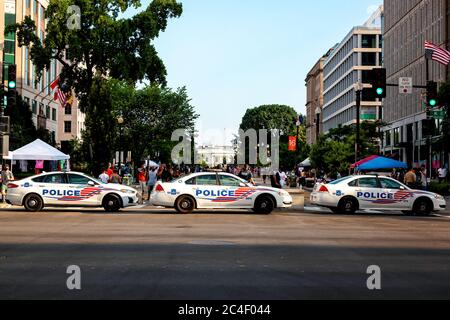 Polizeiautos Reihen sich in einer Reihe nahe Black Lives Matter Plaza, Lafayette Square und dem Weißen Haus, Washington, DC, Vereinigte Staaten an Stockfoto