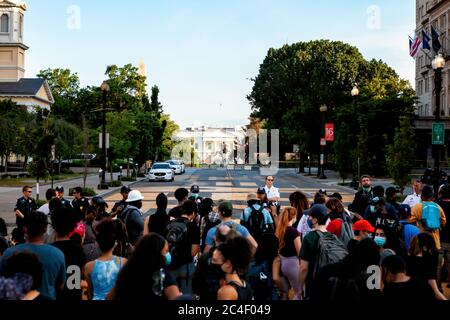 Polizisten blockieren den Zugang zum Lafayette Square, der Statue von Andrew Jackson und einem Teil des Black Lives Matter Plaza Washington, DC, USA Stockfoto