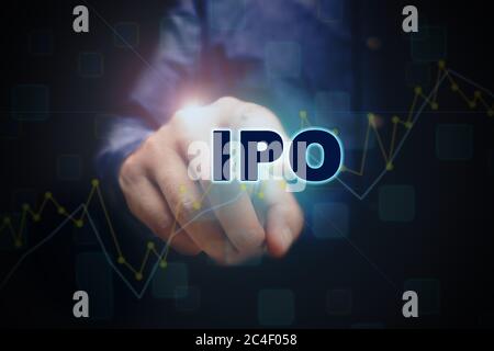 Nahaufnahme des Fingers, der in den ipo-Text mit dem ersten öffentlichen Offering-Konzept zeigt. Stockfoto
